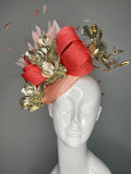 Coral Bloom Couture-Fascinator mit goldenen Blumenakzenten Sinamay Gemeißelt Fascinator-Hut Kentucky Derby Preakness Belmont