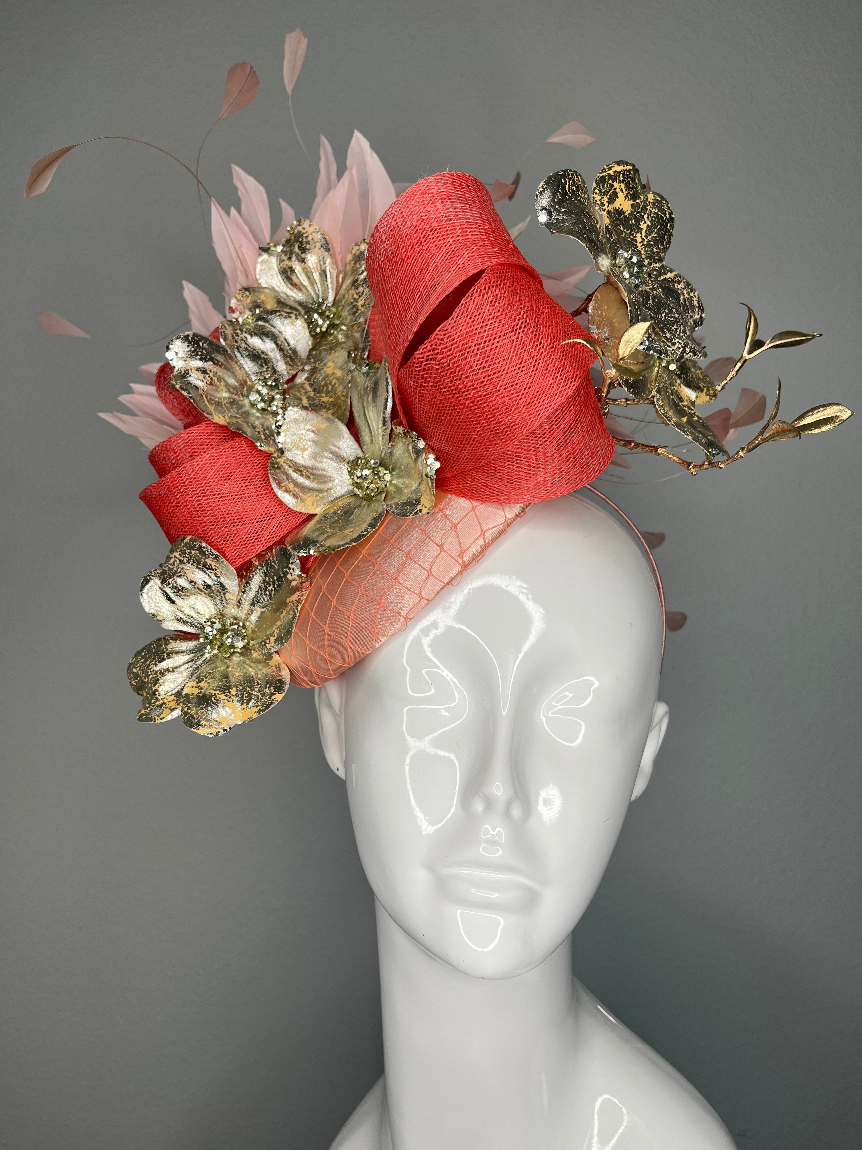 Coral Bloom Couture-Fascinator mit goldenen Blumenakzenten Sinamay Gemeißelt Fascinator-Hut Kentucky Derby Preakness Belmont