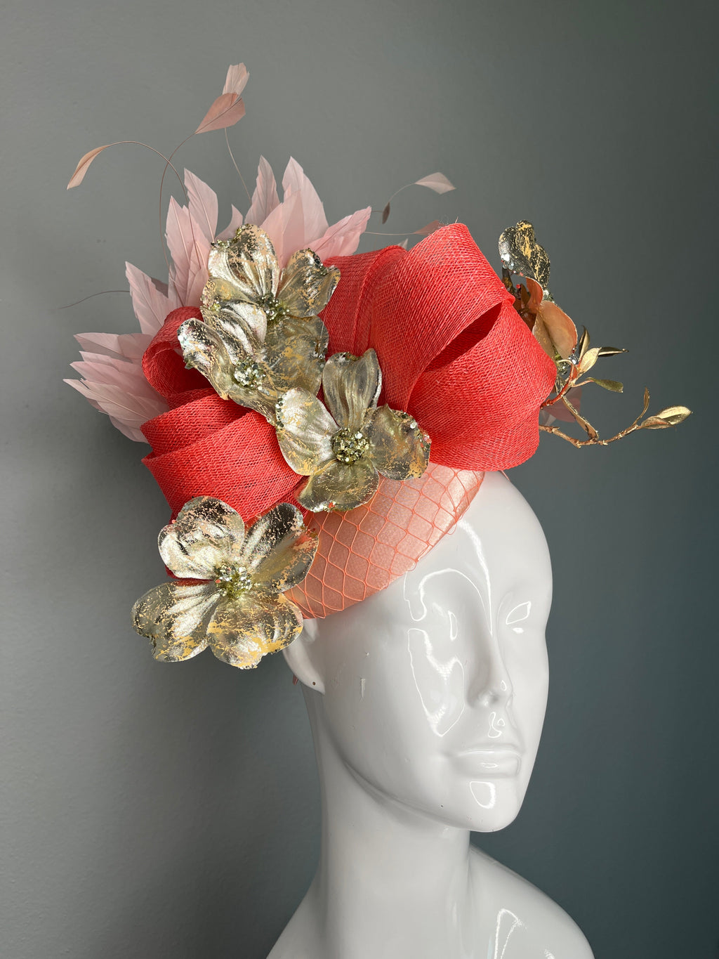 Coral Bloom Couture-Fascinator mit goldenen Blumenakzenten Sinamay Gemeißelt Fascinator-Hut Kentucky Derby Preakness Belmont