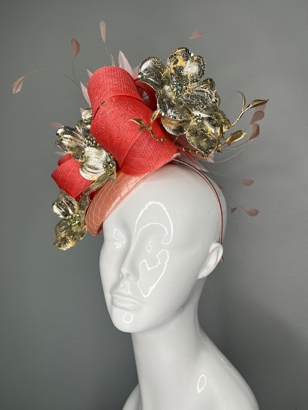 Coral Bloom Couture-Fascinator mit goldenen Blumenakzenten Sinamay Gemeißelt Fascinator-Hut Kentucky Derby Preakness Belmont