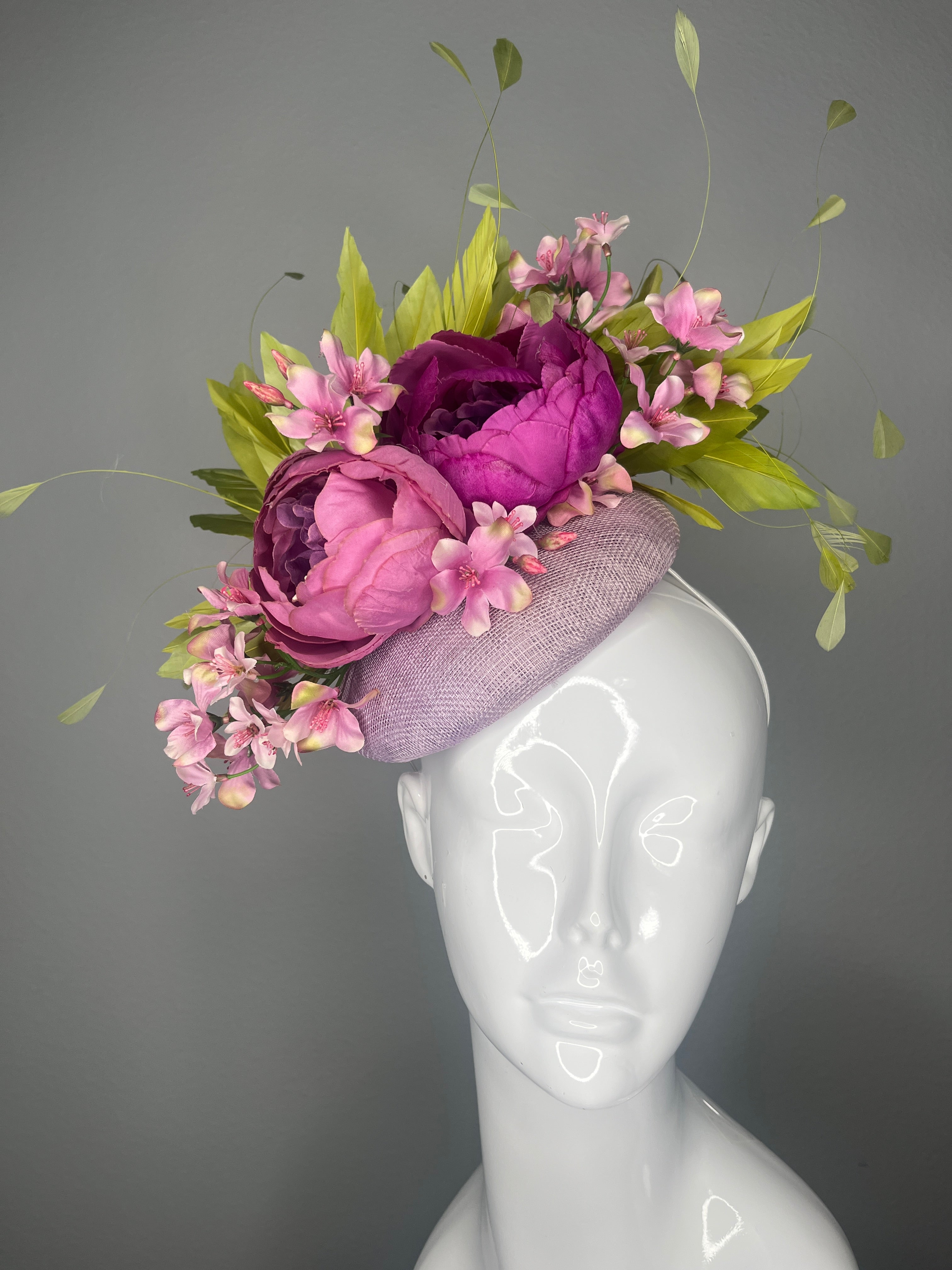 Kentucky Derby Verzauberte Garten Faszinator Lavendel Purple und Fuchsia Grün Federn Blumen Derby-Hut