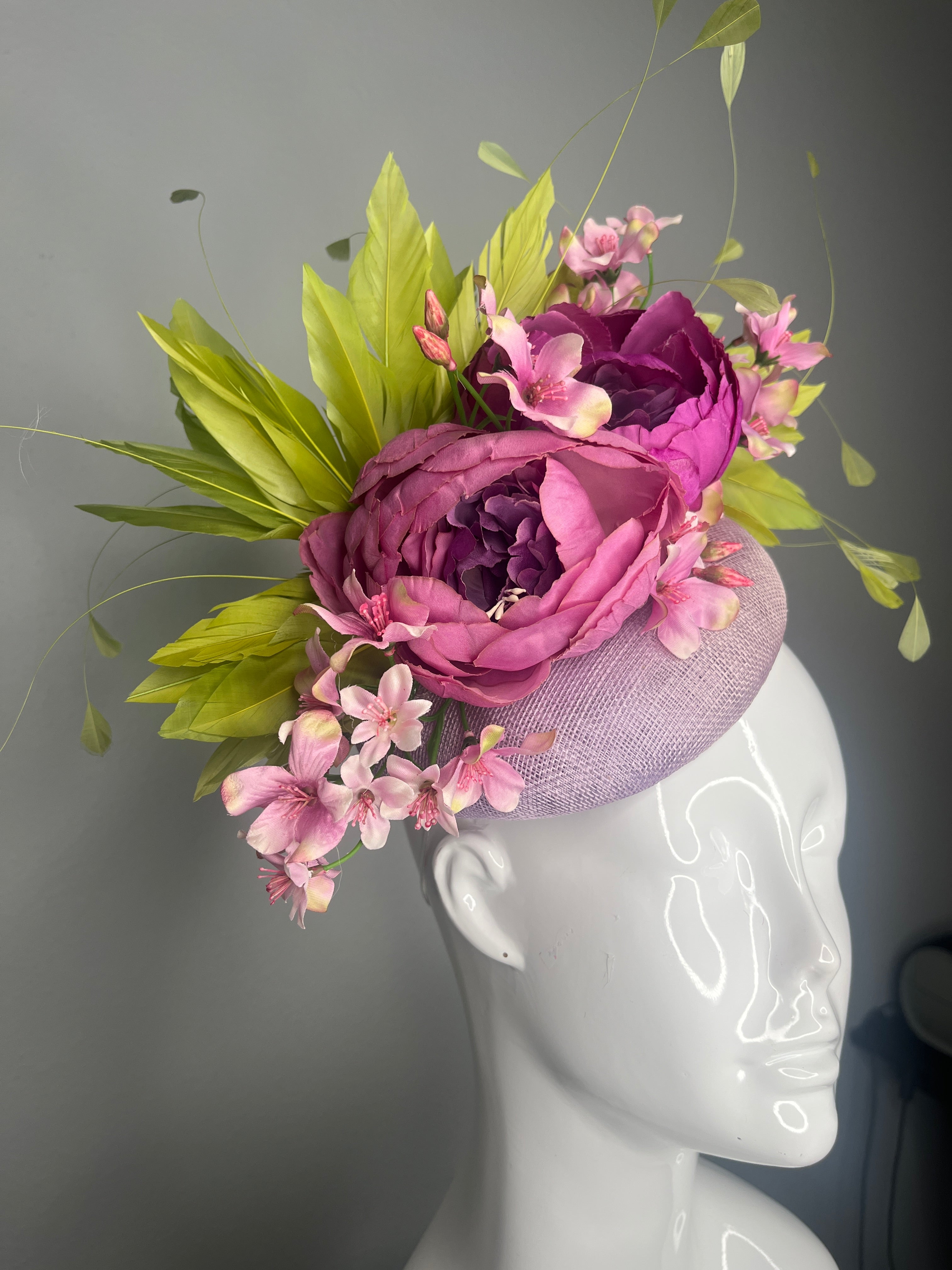 Kentucky Derby Verzauberte Garten Faszinator Lavendel Purple und Fuchsia Grün Federn Blumen Derby-Hut