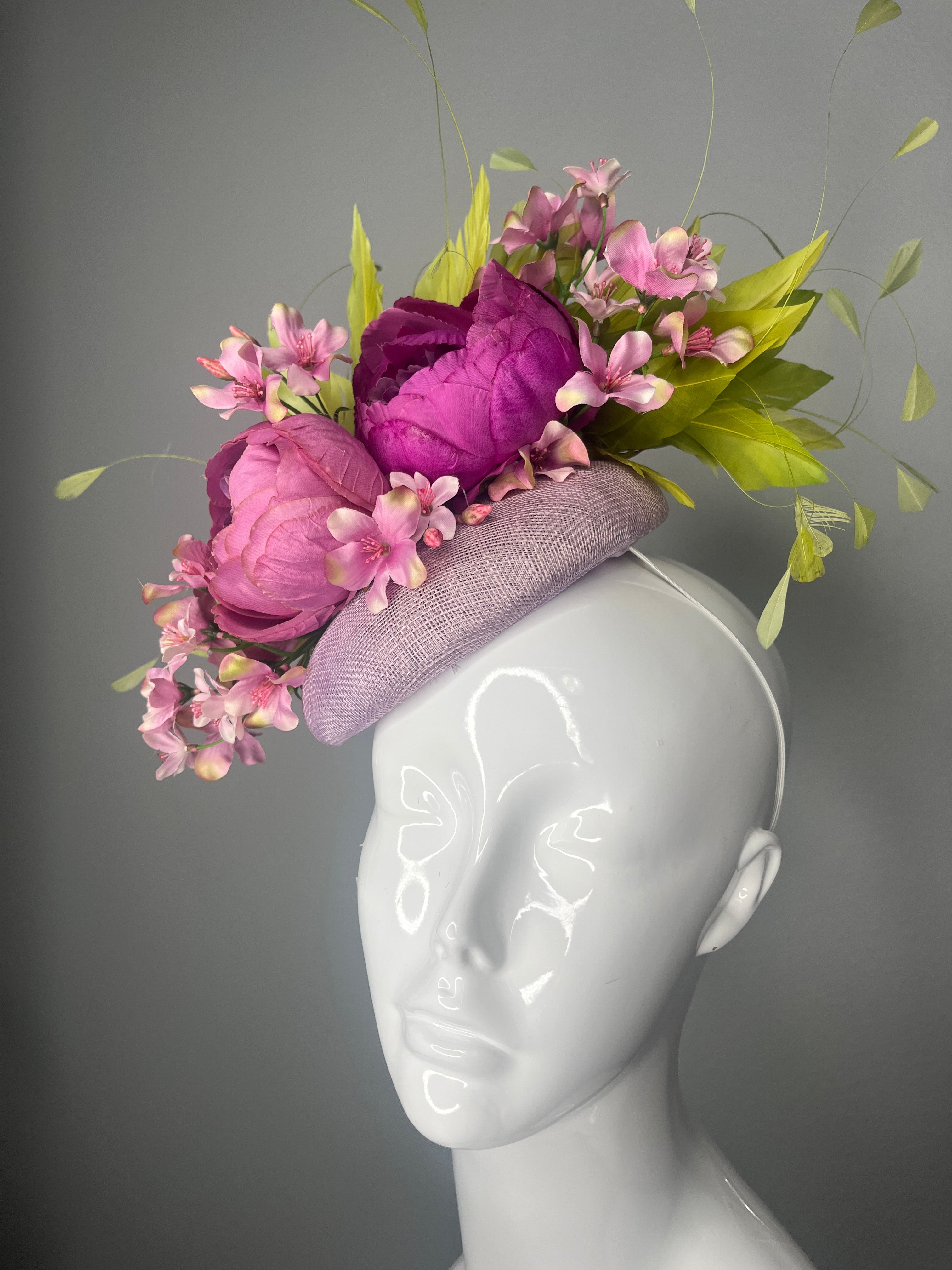 Kentucky Derby Verzauberte Garten Faszinator Lavendel Purple und Fuchsia Grün Federn Blumen Derby-Hut