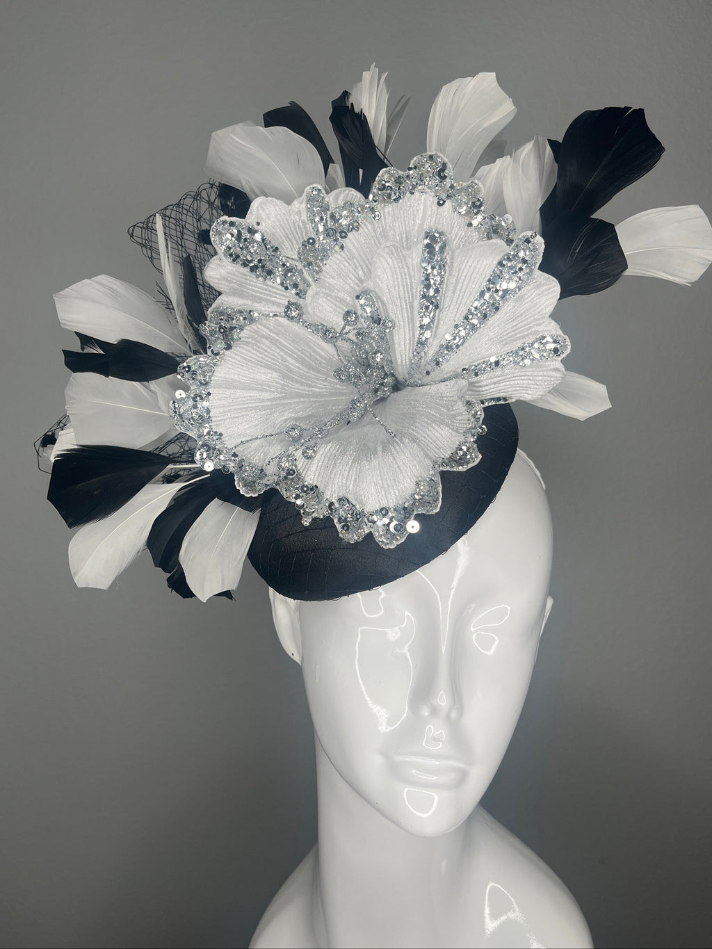 Elegante schwarze Feder Weiße Feder Kentucky Derby Fascinator Hut Feder Kopfstück Kentucky Derby Silber Couture Oaks Race Day Fascinator