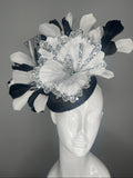 Elegante schwarze Feder Weiße Feder Kentucky Derby Fascinator Hut Feder Kopfstück Kentucky Derby Silber Couture Oaks Race Day Fascinator