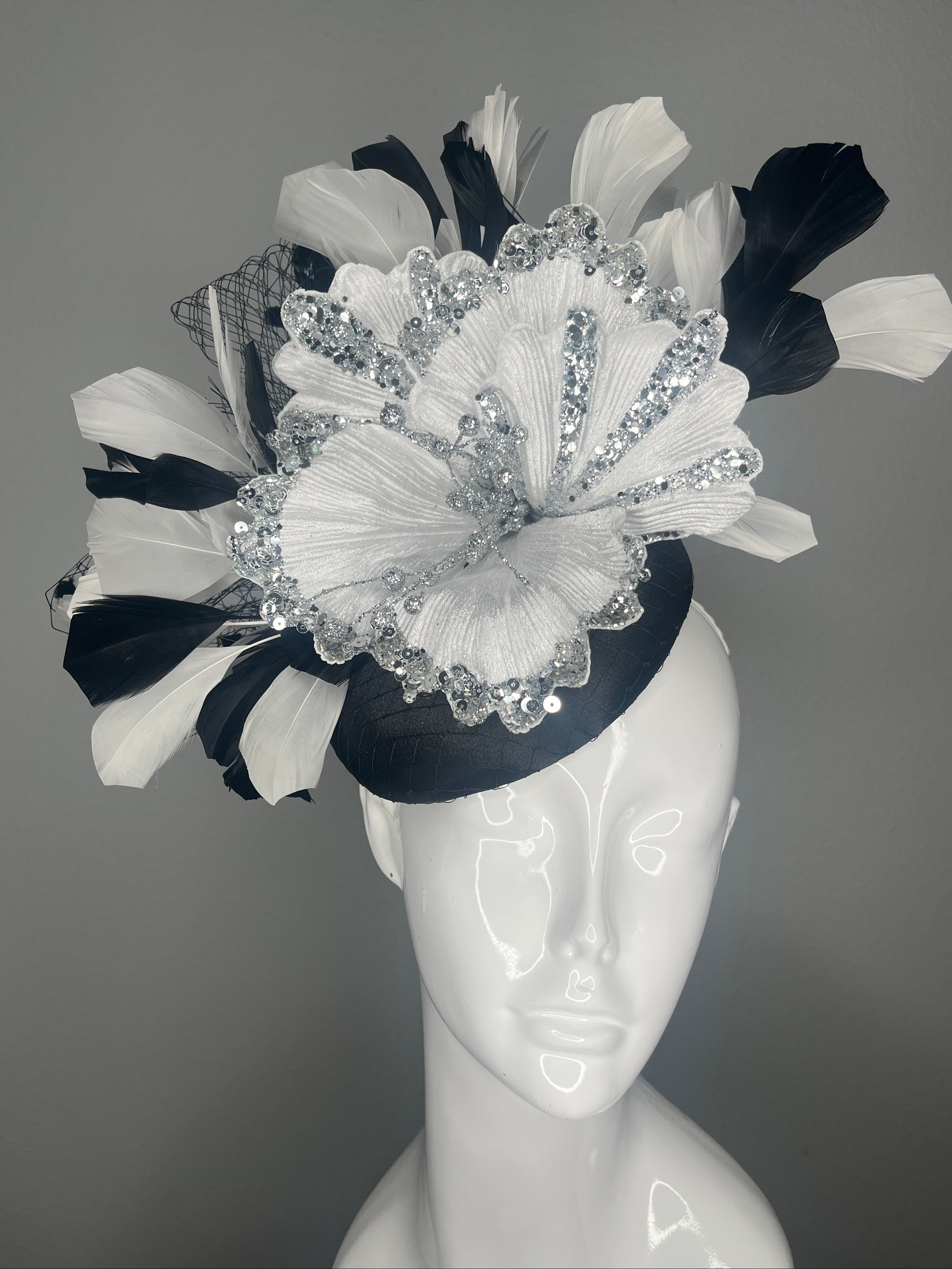 Elegante schwarze Feder Weiße Feder Kentucky Derby Fascinator Hut Feder Kopfstück Kentucky Derby Silber Couture Oaks Race Day Fascinator