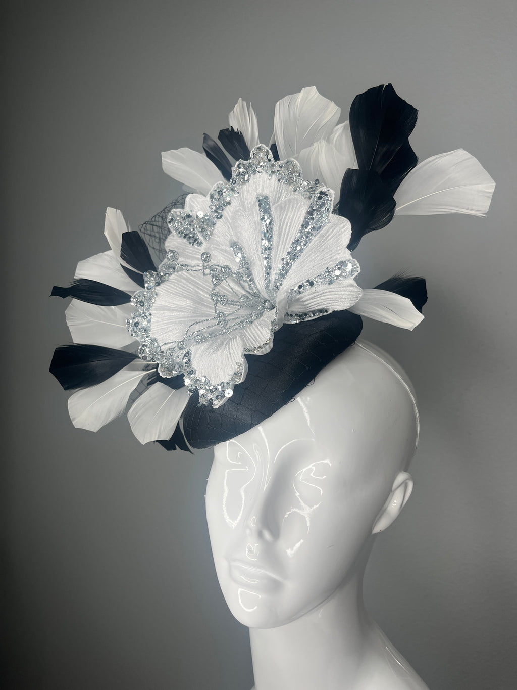 Elegante schwarze Feder Weiße Feder Kentucky Derby Fascinator Hut Feder Kopfstück Kentucky Derby Silber Couture Oaks Race Day Fascinator
