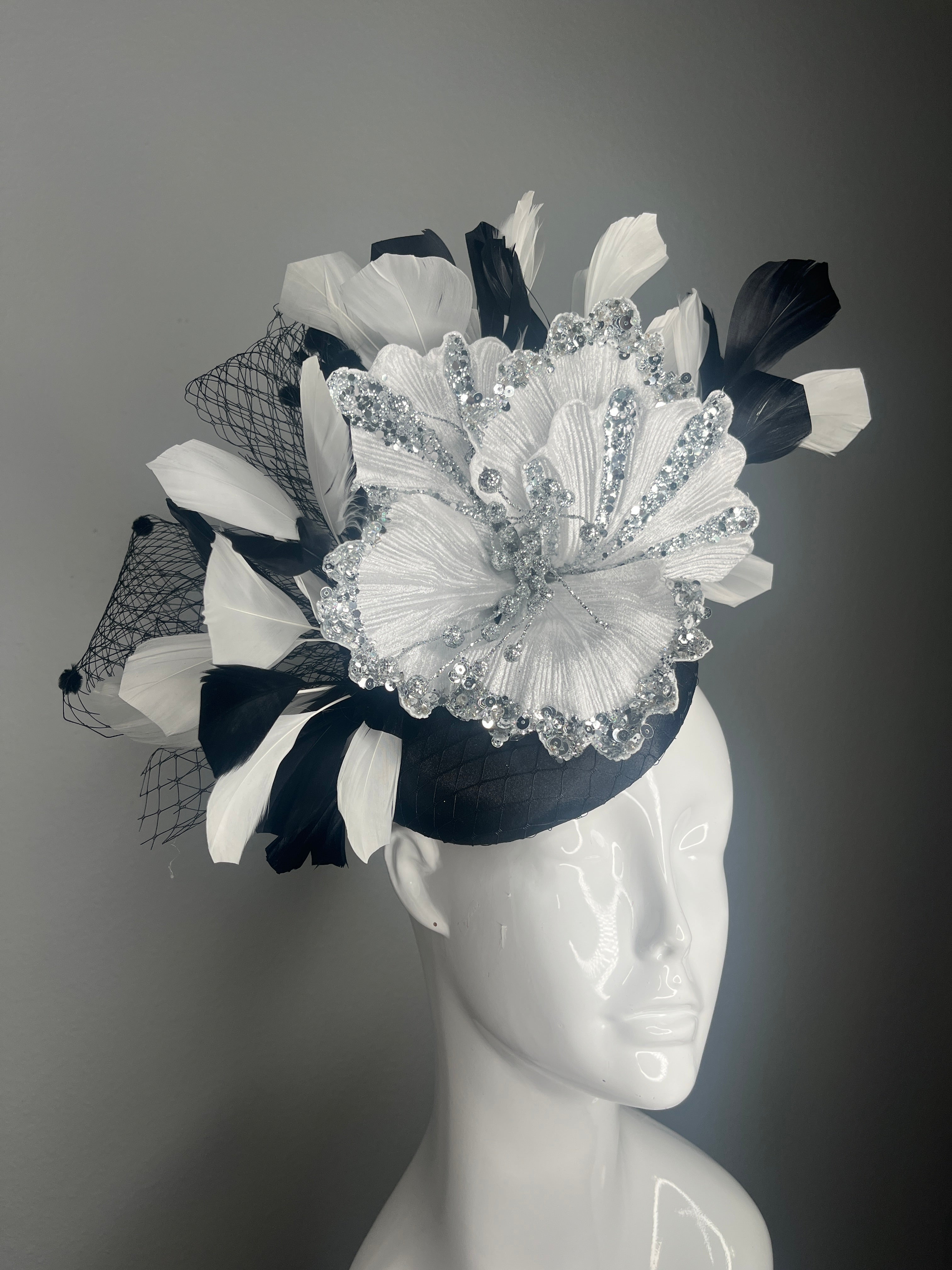 Elegante schwarze Feder Weiße Feder Kentucky Derby Fascinator Hut Feder Kopfstück Kentucky Derby Silber Couture Oaks Race Day Fascinator