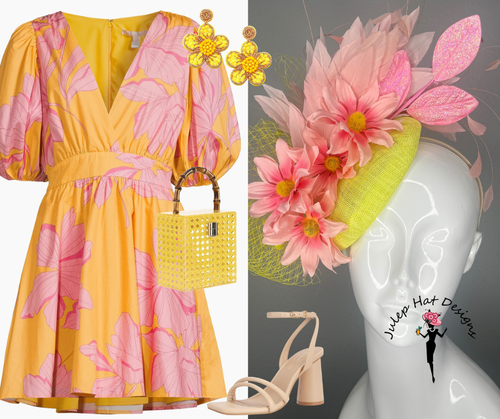Altrosa Daisy Blumen Fascinator mit Feder Akzente auf Yellow Sinamay-Basis - Kentucky Derby Statement Hat